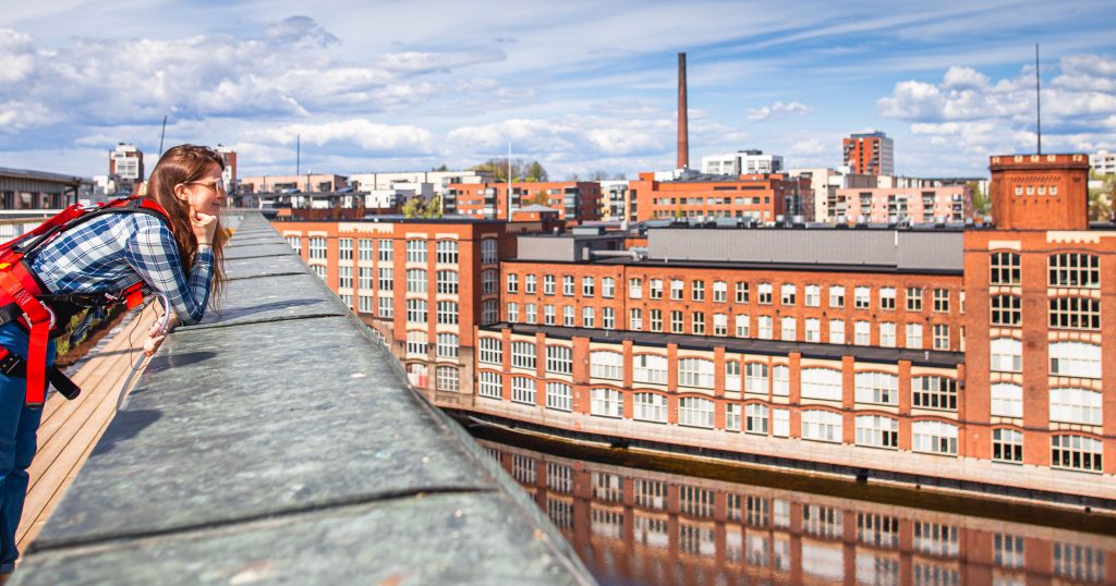 https://tampereenpaiva.tampere.fi/uploads/sites/5/2021/06/38edefe1-cropped-d53f0538-herokuva_tampereenpaiva.fi_visit_tampere_kattokavely_roof_walk_finlayson_amazing_city_laura_vanzo-9.jpg