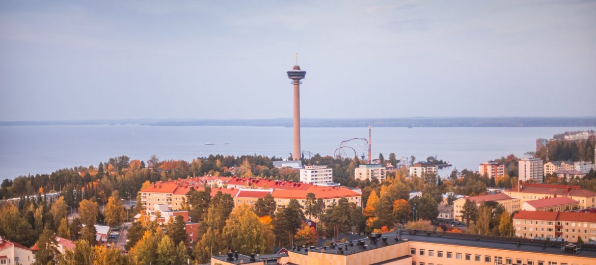 Syksyinen Tampere-näkymä Pyynikin yli Näsinneulaan ja Näsijärvelle.