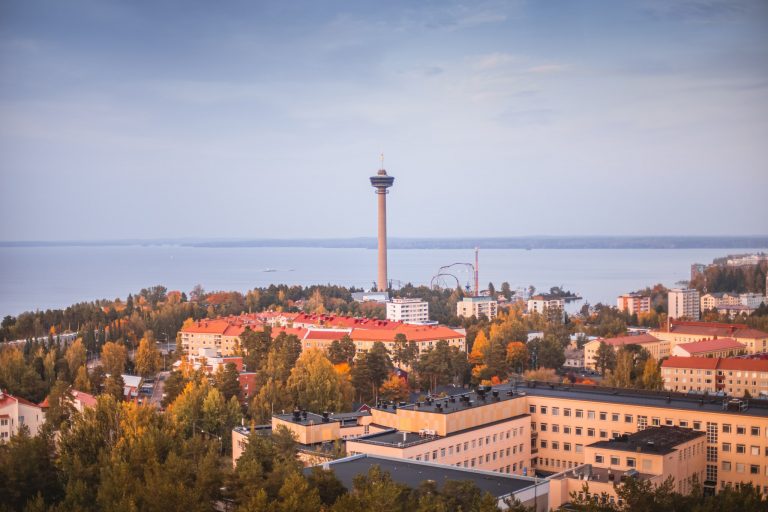 Syksyinen Tampere-näkymä Pyynikin yli Näsinneulaan ja Näsijärvelle.
