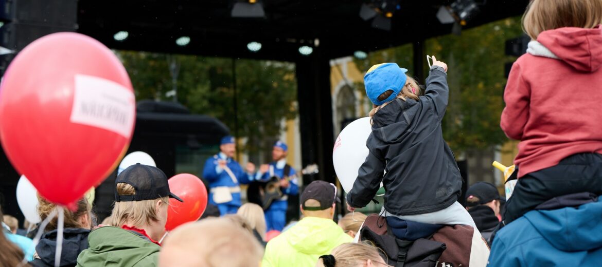 Tampereen päivän juhlijoita Keskustorilla.