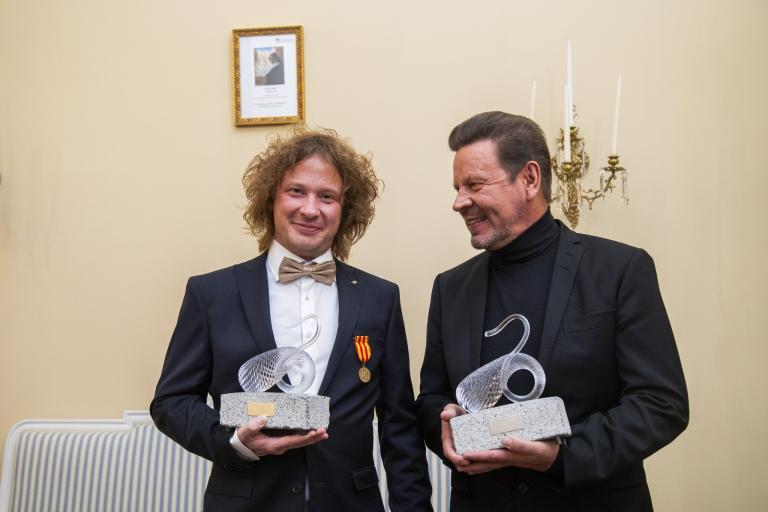 Santtu-Matias Rouvali and Pauli "Pate" Mustajärvi smiling and holding Tampere Awards.