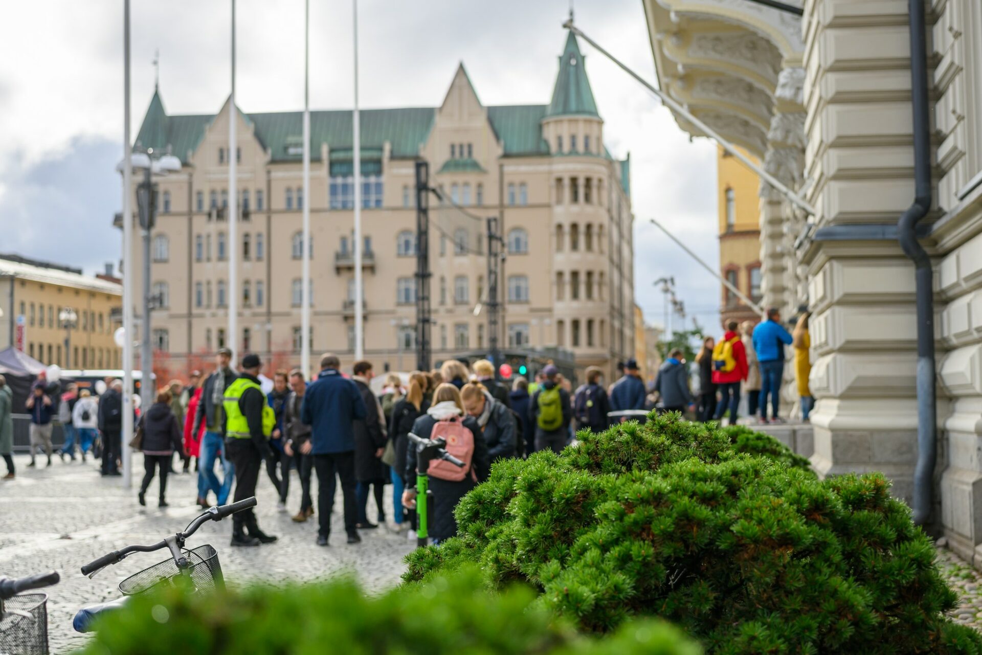 Ihmiset jonottavat Raatihuoneelle.