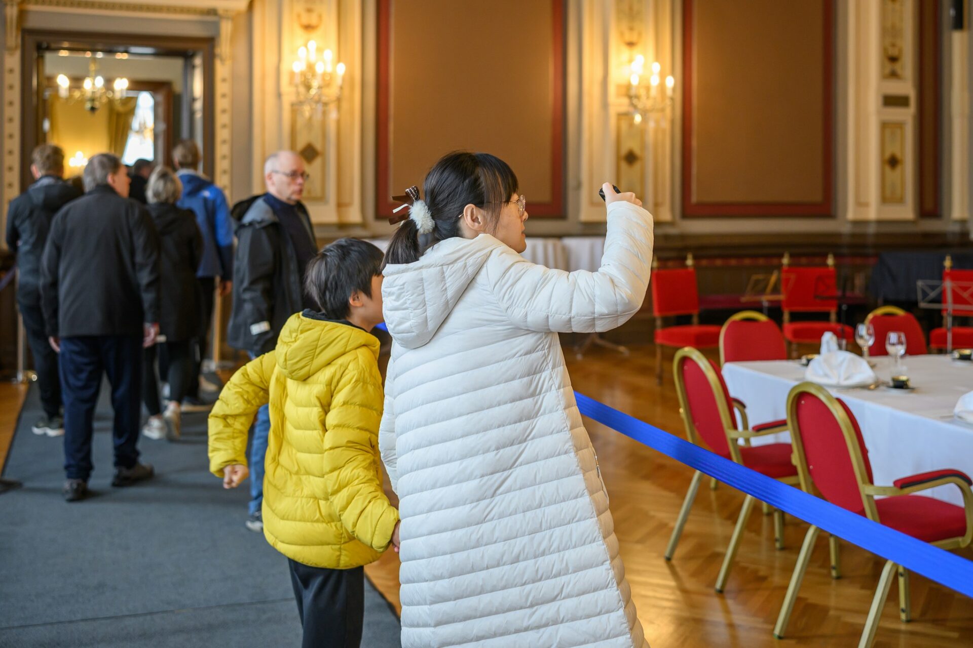 Ihminen ottaa kuvaa Raatihuoneella.